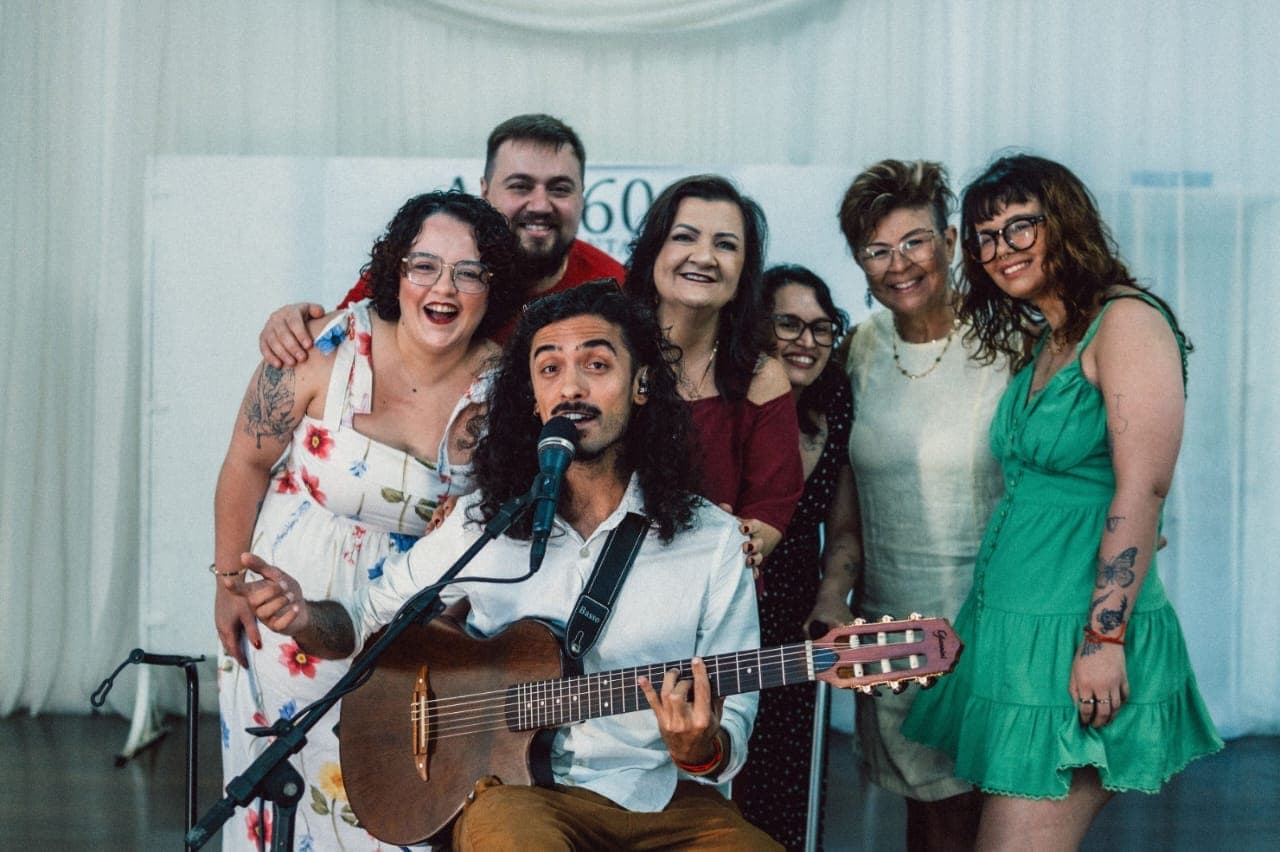 Momento do aniversário com apresentação de Kaell Ferreira